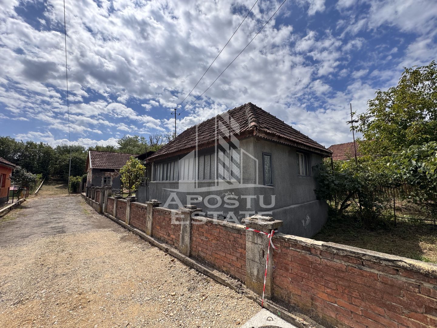Casa batraneasca cu 3 camere si teren de 841mp, in Racastie, Hunedoara