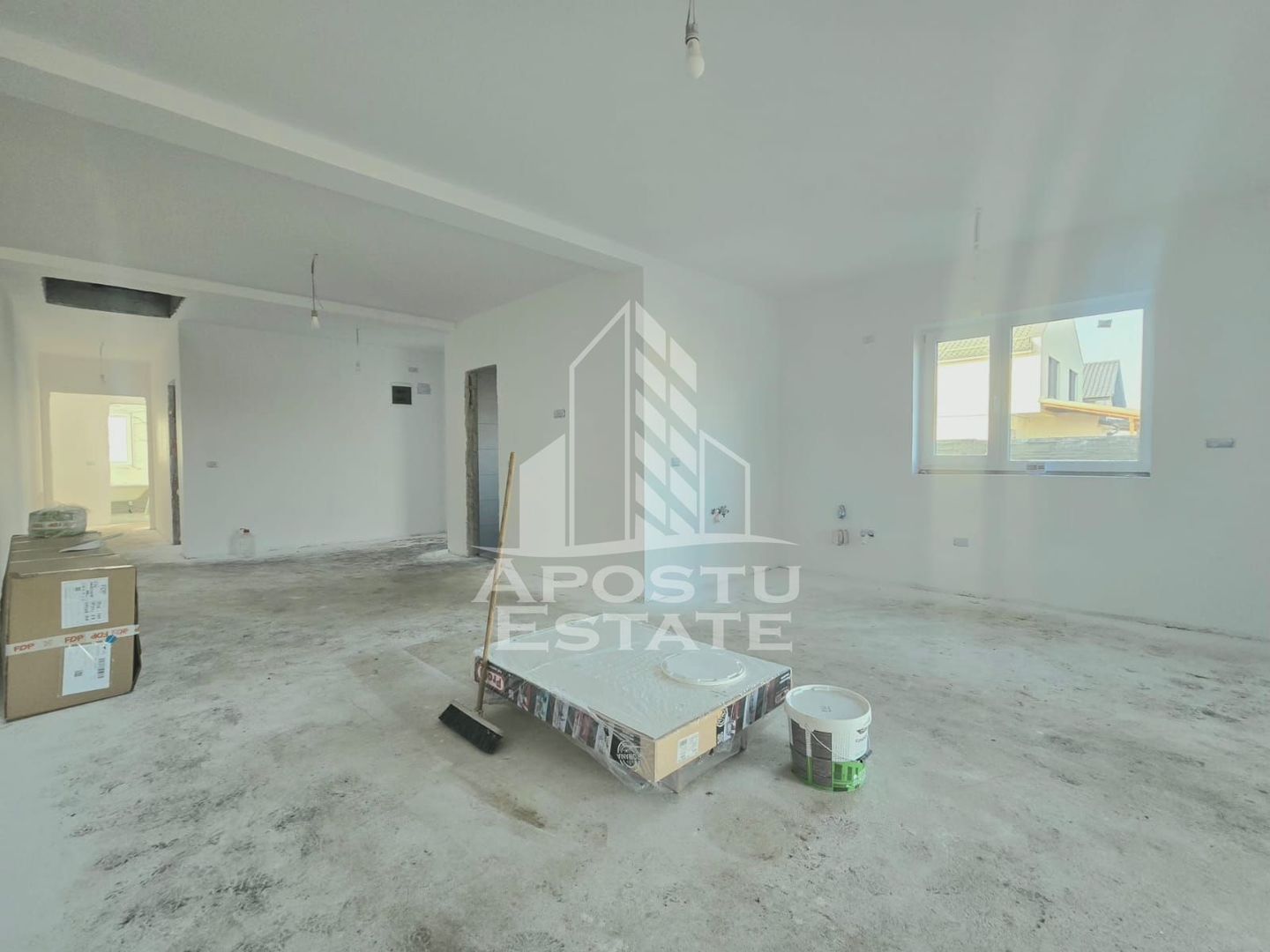 Jumatate de duplex pe parter cu 3 camere si 2 bai, Sag