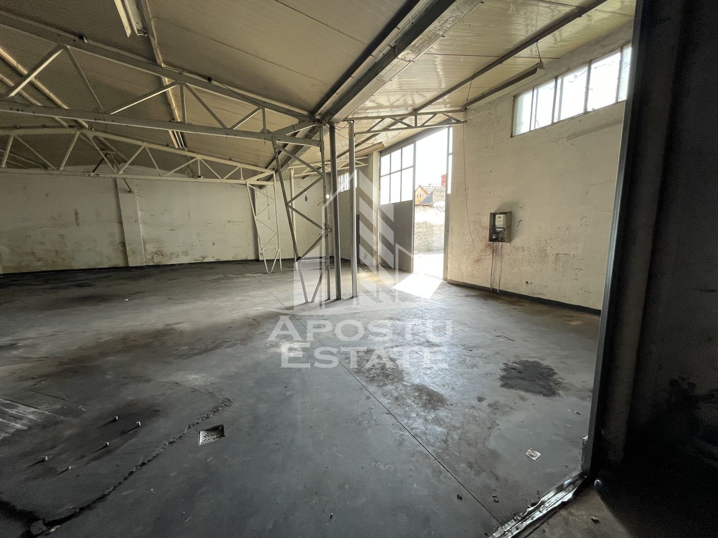 Hala 210 mp cu curte betonata zona Sagului