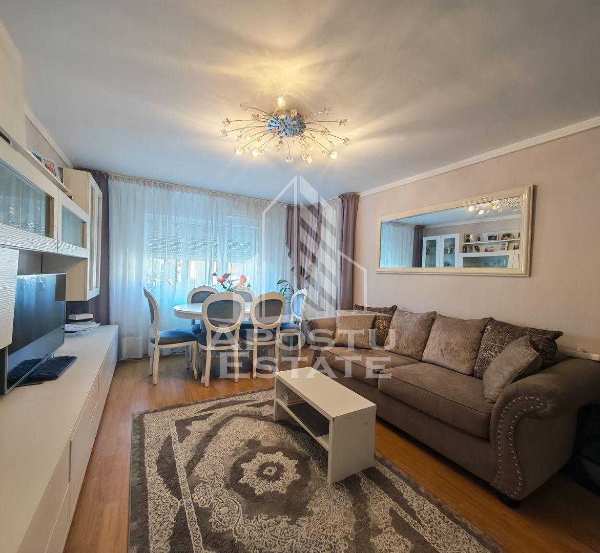 Apartament de vanzare cu 3 camere si 2 bai, decomandat, zona Lipovei