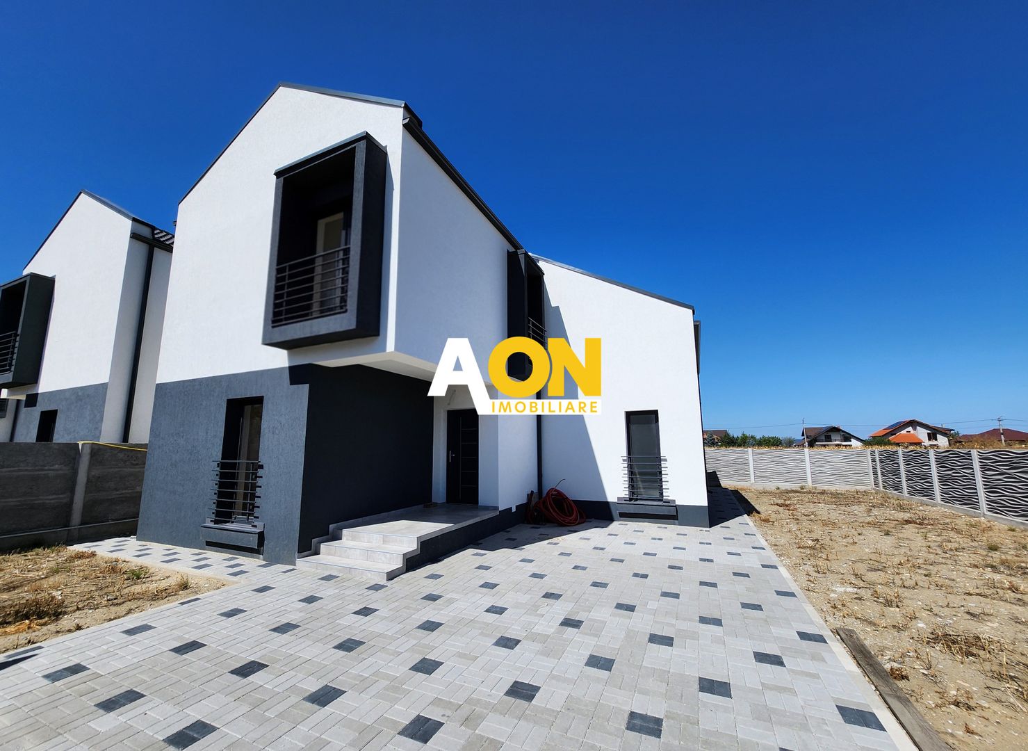 Casa Individuala cu 4 camere, 3 bai, terasa, 370mp teren, Oarda de Jos
