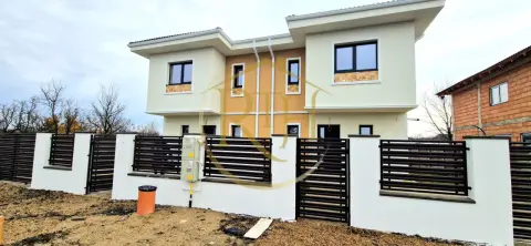 Duplex de vanzare cu 4 camere,2 bai,250 mp teren-Mosnita Veche zona Centrala.