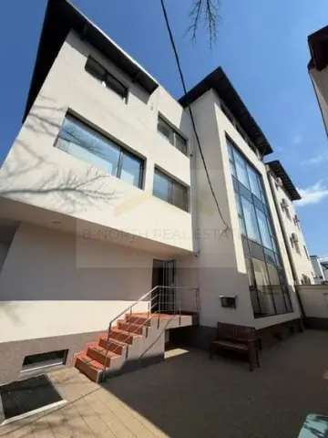 Clădire multifuncțională D+P+2+M, 800 mp, acces dublu și compartimentare flexibi