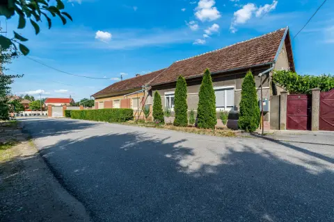 Casa 3 camere, bucatarie si baie, in zona centrala din Chisineu-Cris
