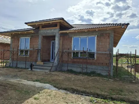 BRASADAS vinde casa individuala tip PARTER cartierul MARCUS.