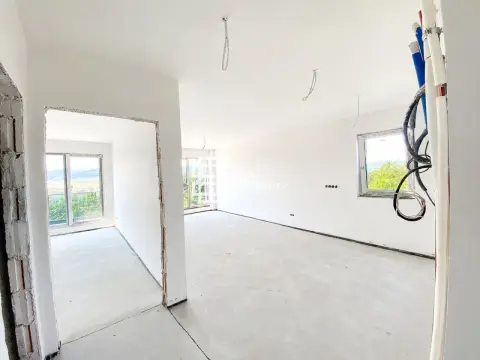 Apartament 3 camere | Etaj 1 | Bloc tip vilă | Cristian | Comision 0%