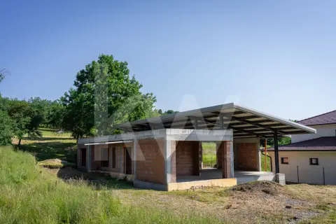 Casă cu arhitectură modernă si teren in Cisnădioara
