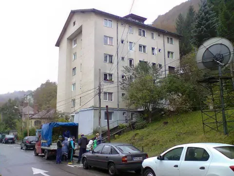 2 camere Sinaia la schimb cu garson. in zona plus diferenta bani