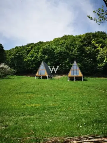 Teren cu cabane A-Frame și priveliște către Munții Făgăraș