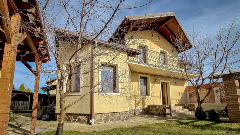 Casa noua, intrare Stupini