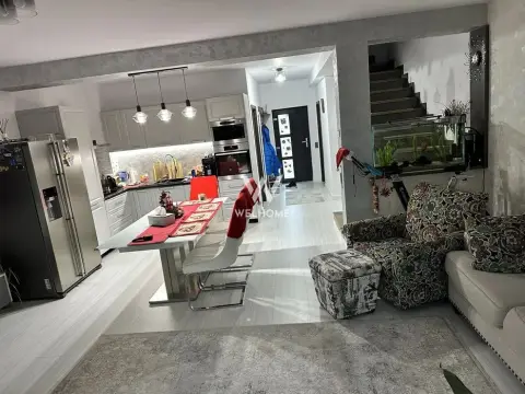 Casă modernă, garaj și curte amenajată – Șelimbăr