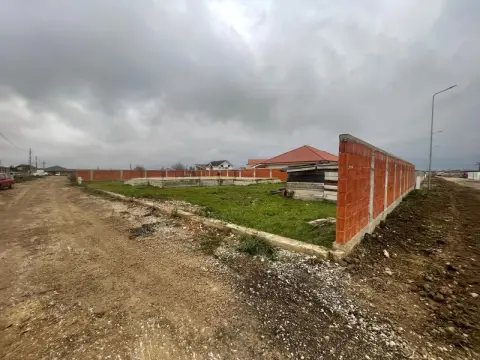 Teren intravilan, fundatie proiect casa, gard si utilitati-Zona Cheriu