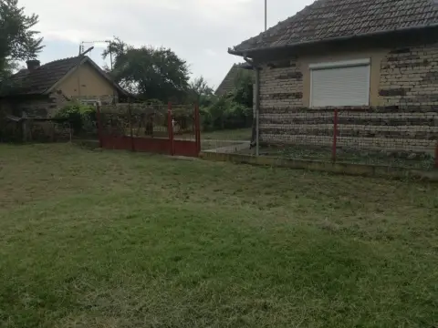 Ag BRASADAS vinde casa LOCUIBILA 3 cam teren 5.000 mp HOREA.