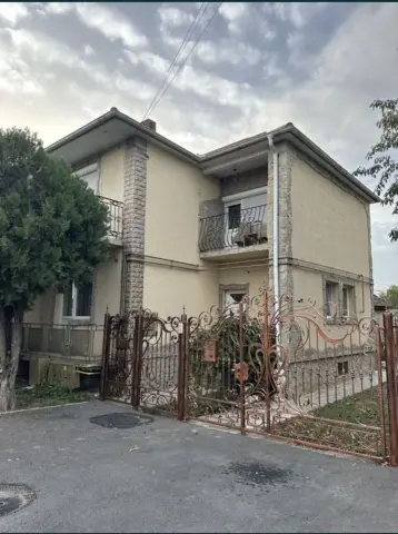 BRASADAS vinde PARTERUL unei case in zona Botizului.