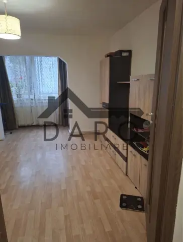 Vând apartament cu 3 camere zona Dâmbu Pietros aproape de bulevard .