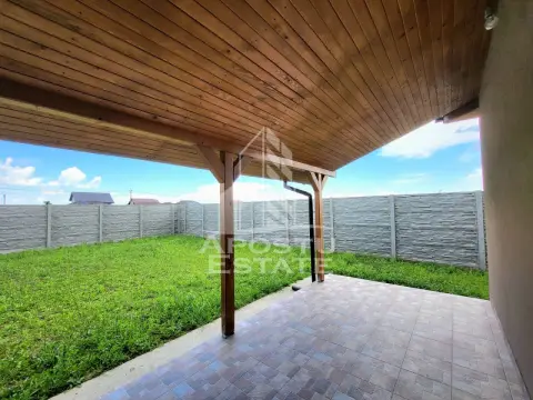 Jumatate de duplex pe parter cu 4 camere si 2 bai, Sag
