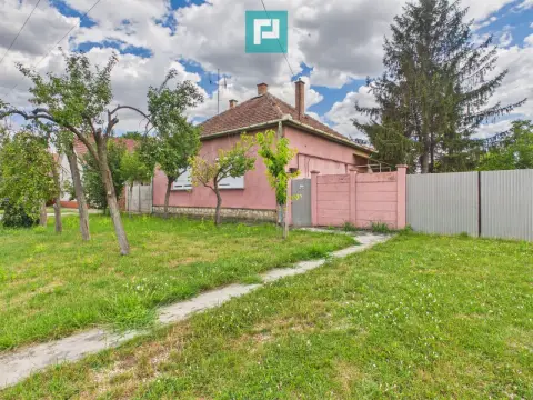 Casă cu 3 camere și teren de 1454 mp în Battonya