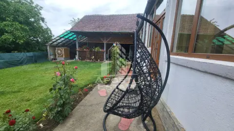 Casa individuala cu 6 camere,2 bai,teren de 1017 mp Pischia Central
