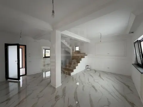 Casa P+1 Living-Bucatarie-3 Dormitoare-Toate utilitatile-Disponibila