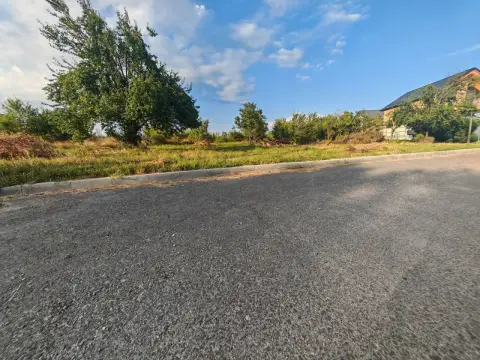 Teren intravilan 1.600 mp Mioveni – Zona Pruni