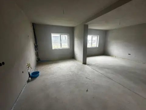 Casa Individuala cu 4 Camere 210mpu si Teren 727mp in Cisnadie