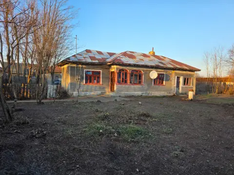 Vând casă bătrânească