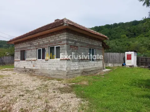 Casa nefinalizata - Bascov-Valea Ursului, Strada Salcamilor