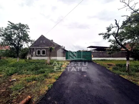 Casă veche de vânzare în Pesac, teren 1.439 mp.