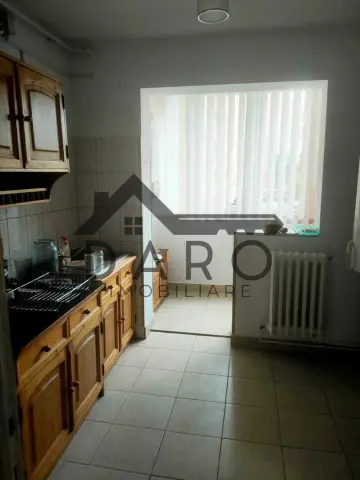 Vand apartament 3 camere in Dambu , etaj intermediar