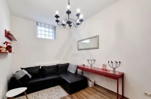 Apartament 2 camere 50 mp utili parter la curte zona Centrul Istoric