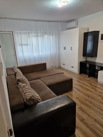 Apartament 2 camere decomandat -spatios ,balcon inchis, zona Sarelui