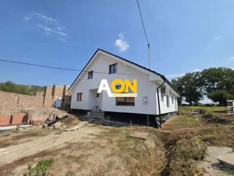 Casă 4 Camere, 2 Bai, 900mp Teren