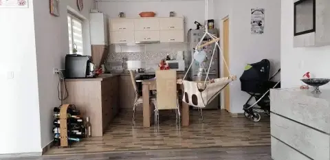 Închiriez apartament 2 camere + loc de parcare