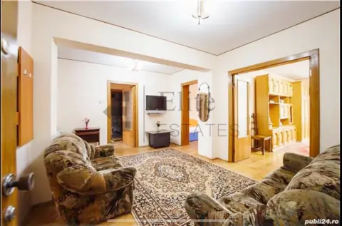 Apartament cu 4 camere de inchiriat pe Pietonala Republicii