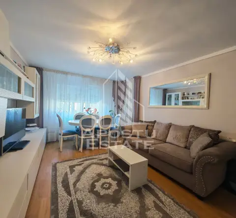 Apartament de vanzare cu 3 camere si 2 bai, decomandat, zona Lipovei