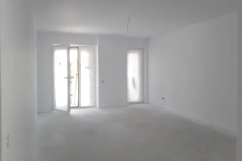 Apartament 3 camere 82 mp + 2 terase de 24 mp zona rezidentiala aerisita