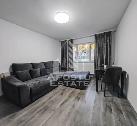 Apartament de vanzare cu 3 camere, etaj intermediar, zona Dacia