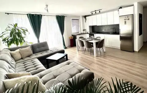 Un apartament în care priveliștea către Tâmpa face parte din experiența de zi cu