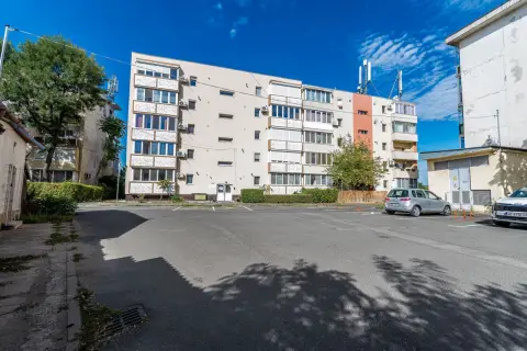Rezervat Apartament cu 3 camere decomandat la parter in Confectii