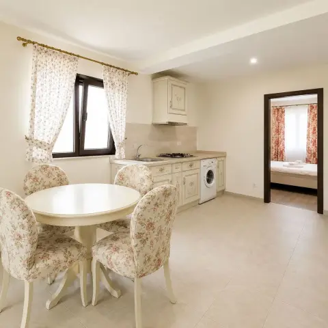 Apartament cu 2 camere la mansardă, complet mobilat și utilat