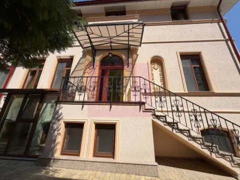 Casă de închiriat lângă Piața Victoriei | 5 camere, 120 mp