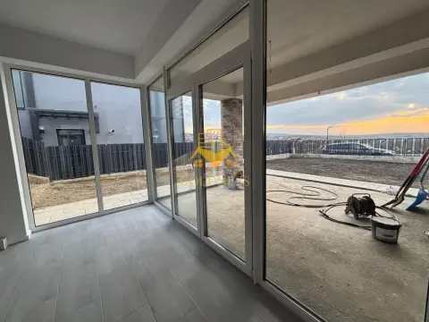 Casa moderna, prima inchiriere, 600 mp teren, curte, parcare, Dezmir