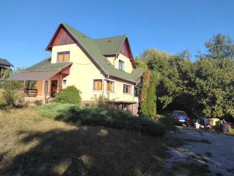 Casa familiala pe 25 de ari de teren