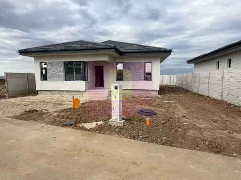 Casă noua 4 camere, apă, canalizare, gaze, asfalt, Dragomiresti Vale