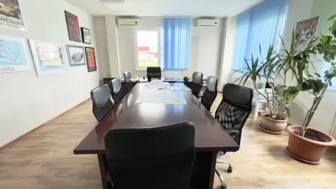 Clădire de birouri cu 12 parcări în incintă privată, UTA2, Arad