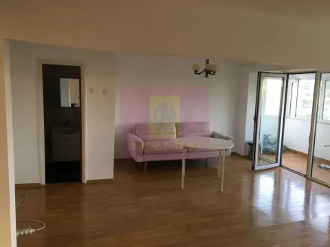 Apartament 3 camere, spațios, luminos și liniștit, cu vedere spre parc și lac