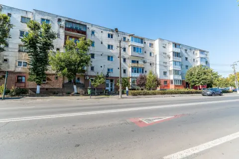 Apartament 2 camerel, bloc V8, Zona 6 Vânători.