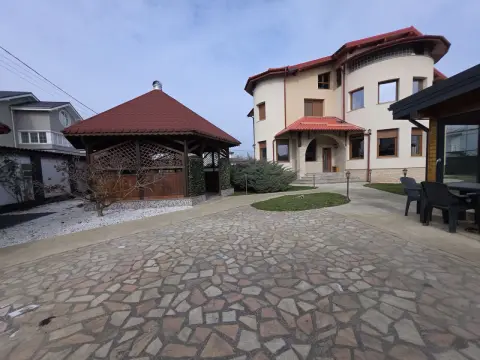 Reducere pret! ! Vila top cu piscina inchisa, incalzita, barbeque