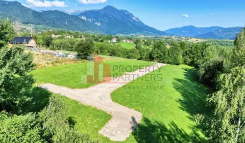 Terenuri în Zărnești–Tohănița, lângă pădure, cu vedere către Piatra Craiului