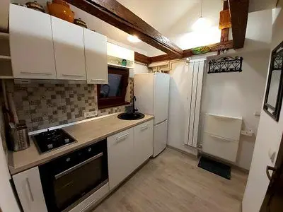 Garsoniera cocheta + spatiu depozitare in Piata Victoriei
